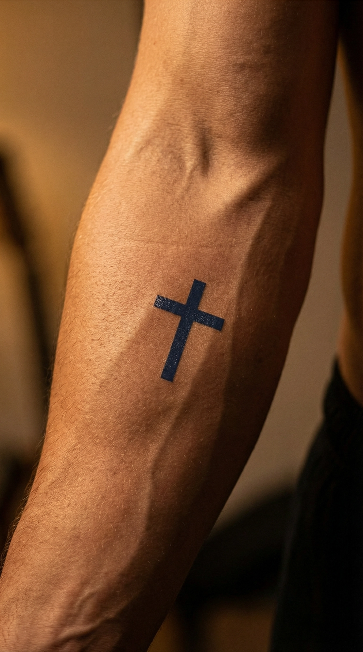 Tatuaj simplu cu cruce în stil Fineline, „Glaube 2”, pe piele